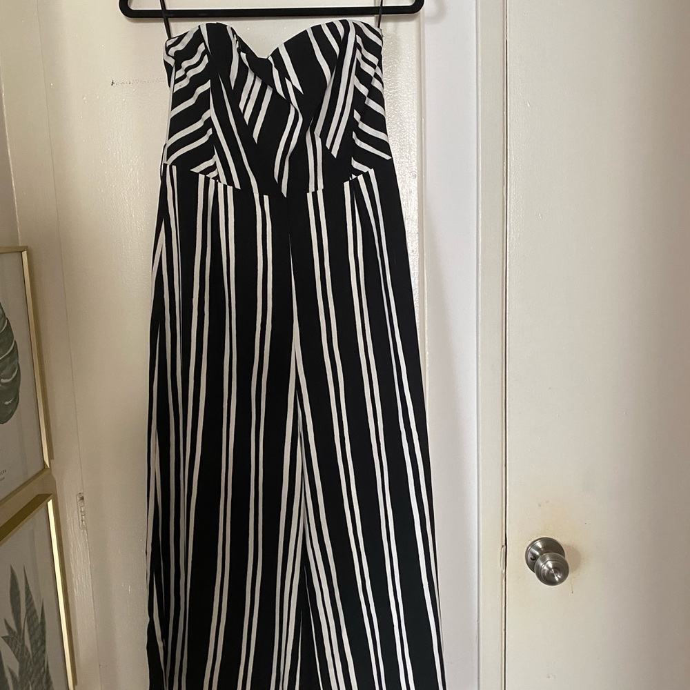 NEVER WORN STRAPLESS BLACK AND WHITE ROMPER